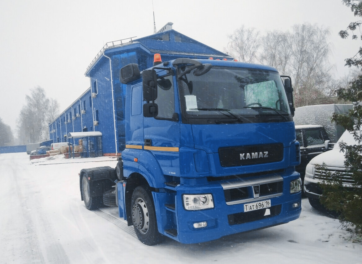 Седельный тягач КАМАЗ 5490-014-87 (S5) для перевозки опасных грузов.